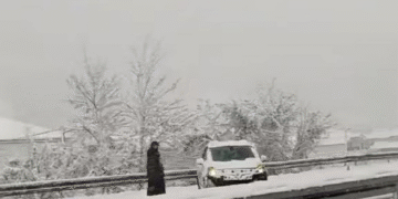 Nezgoda na autoputu u Malešićima: Vozilo udarilo u zaštitnu ogradu