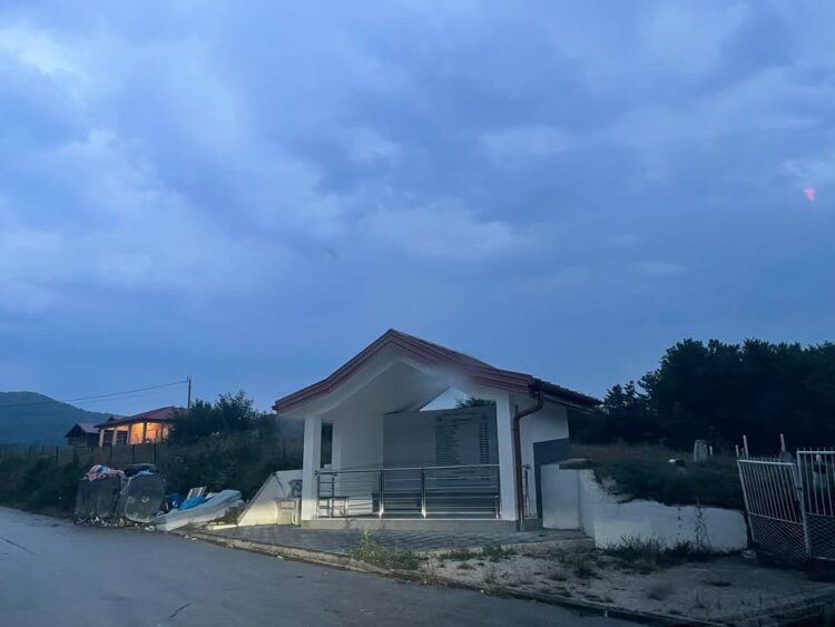 Inicijativa građana Vlaškova: Zahtjev za hitno uklanjanje kontejnera uz spomen-česmu i mezarje