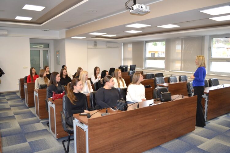 Socijalni dan u Općini Ilijaš: Srednjoškolke stekle praktično iskustvo u lokalnoj upravi (FOTO)