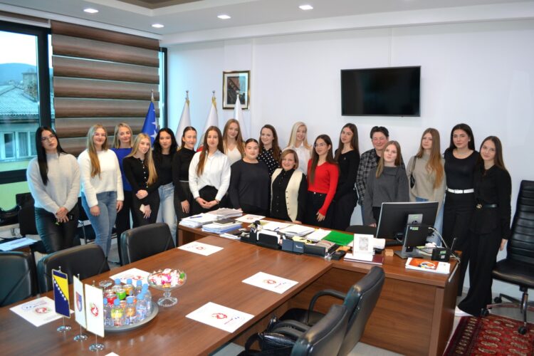 Socijalni dan u Općini Ilijaš: Srednjoškolke stekle praktično iskustvo u lokalnoj upravi (FOTO)