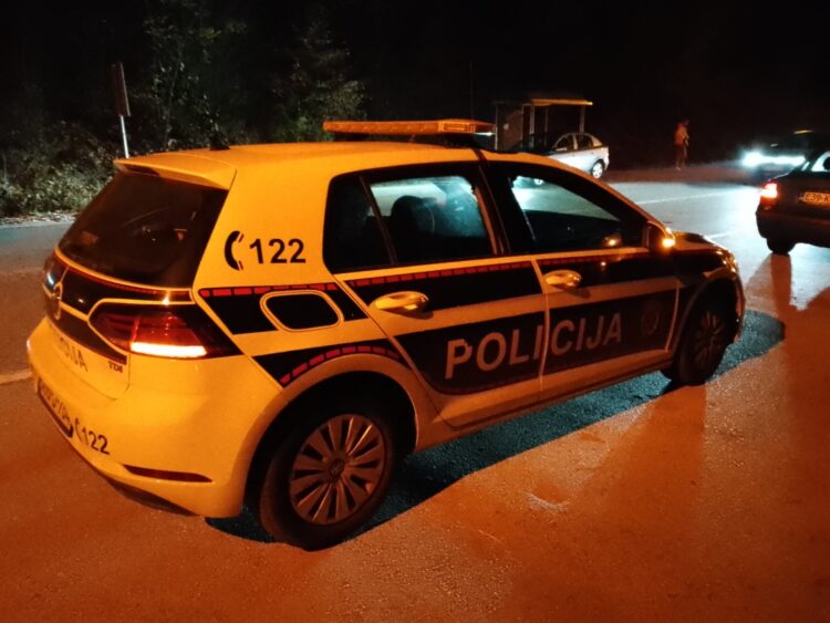 Nezgoda u Srednjem: Guma s kamiona prouzrokovala štetu na tri vozila (FOTO)