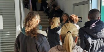 Online prijava, ali offline realnost: Ogromne gužve za preuzimanje zdravstvenih knjižica