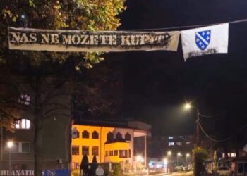 Gradska uprava Novi Travnik: Informacije o nalogu uklanjanja banera i zastave nisu tačne