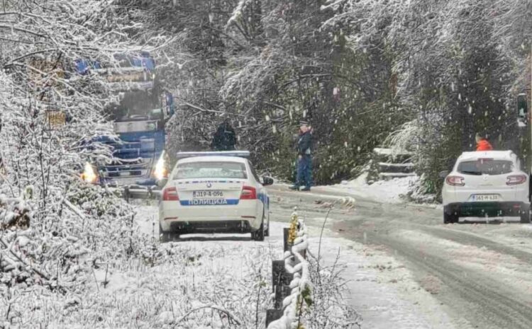 Zastoj na cestama BiH: Oboreno stablo i zaglavljeno vozilo, saobraćaj obustavljen na ovim putevima