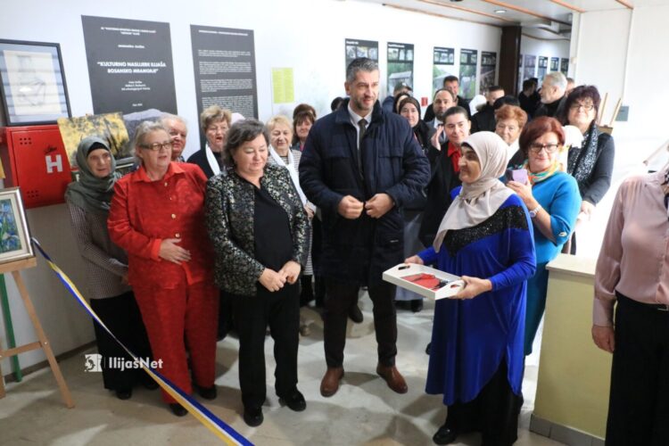 Za Dan državnosti žene borkinje poklonile Ilijašu izložbu “Od borca do kreativca”