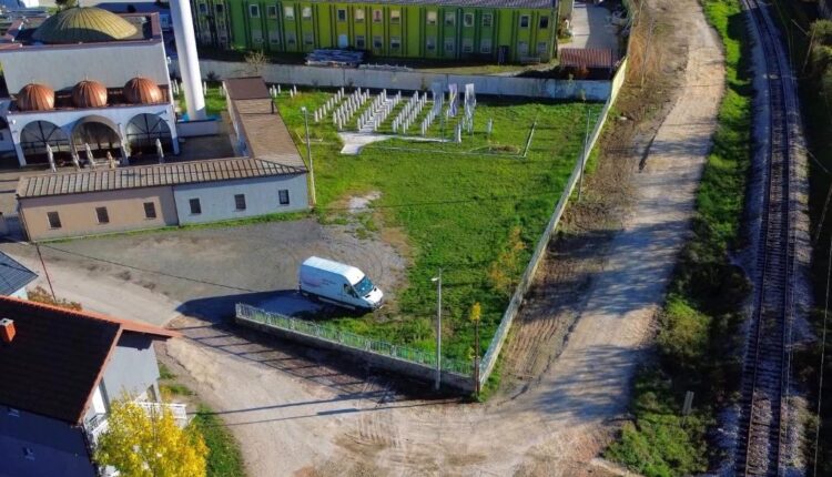 U toku pripreme za asfaltiranje puta pored džamije u Starom Ilijašu