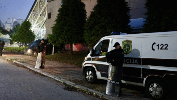 Igrači izraelskog Hapoela stigli u Zetru, pratile ih jake policijske snage