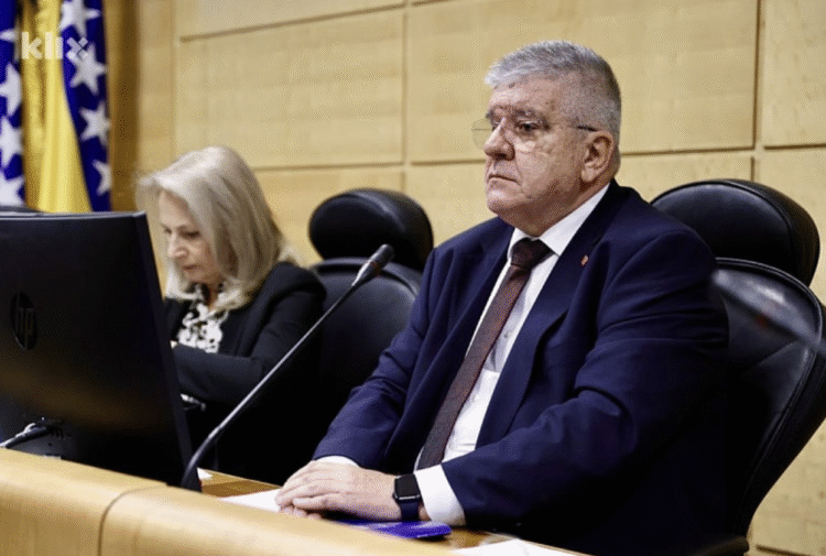 Bizarne scene u Parlamentu FBiH: Damir Nikšić najavio da će zapjevati, Mioković mu oduzeo riječ