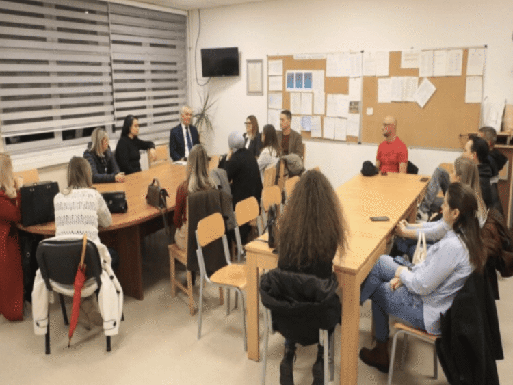 Održano predavanje u OŠ “Stari Ilijaš” — roditelji i stručnjaci razgovarali o prevenciji maloljetničke delikvencije