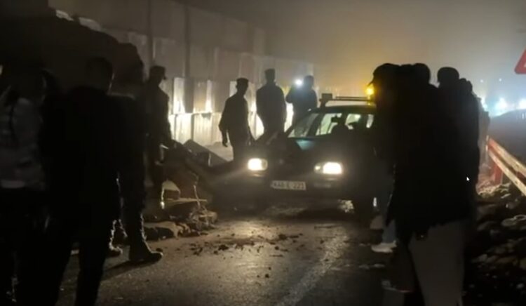 Vojnici OS BiH i narod čistili odron kako bi prošlo vozilo s hitnim slučajem