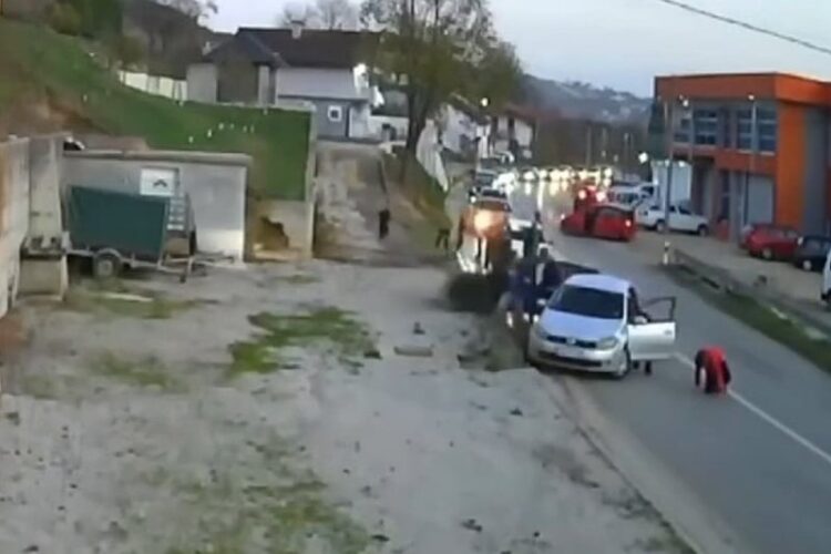 Uznemirujući video / Incident kod Velike Kladuše: Skrivili nesreću, dobili batine pa pokušali pregaziti ljude