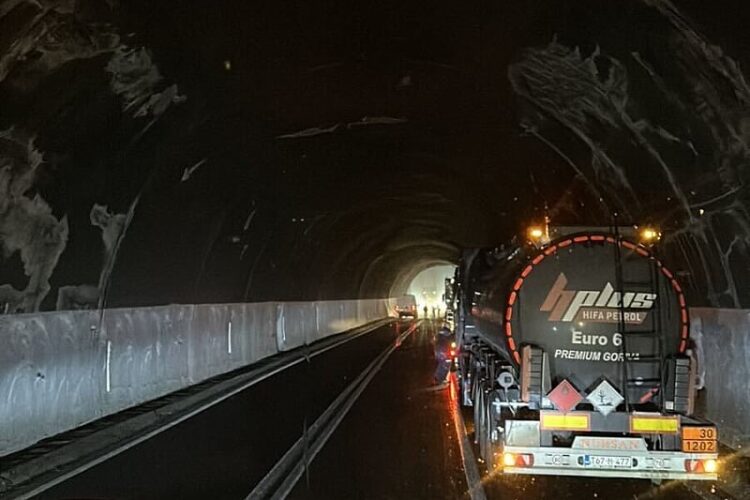 Potpuno obustavljen saobraćaj na putu Sarajevo – Konjic, popriječila se cisterna na Bradini