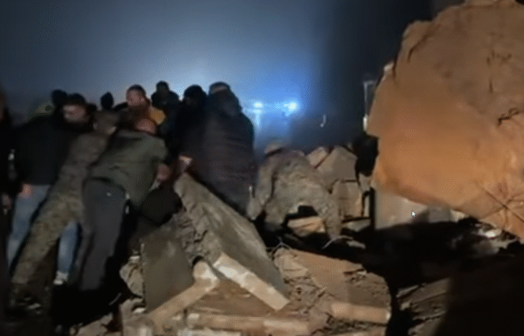 Vojnici OS BiH i narod čistili odron kako bi prošlo vozilo s hitnim slučajem