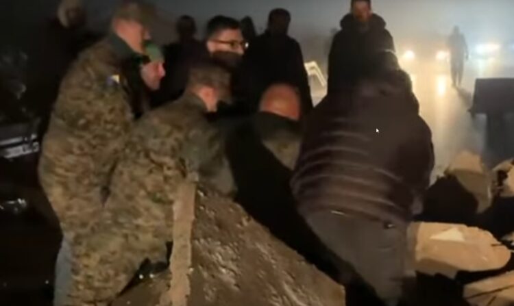 Vojnici OS BiH i narod čistili odron kako bi prošlo vozilo s hitnim slučajem