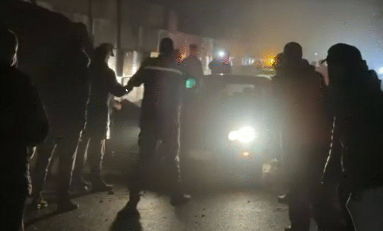 Vojnici OS BiH i narod čistili odron kako bi prošlo vozilo s hitnim slučajem