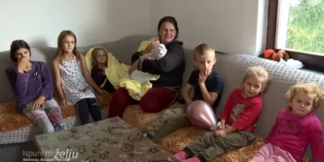 Majka desetoro djece, najstarije ima 21 godinu, najmlađe 3 mjeseca, a i nana je unuci od 2 godine