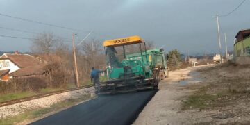 U toku asfaltiranje lokalnog puta u Starom Ilijašu