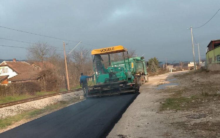 U toku asfaltiranje lokalnog puta u Starom Ilijašu