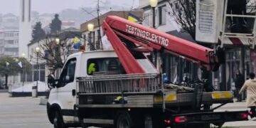 U Ilijašu počelo ukrašavanje šetališta za novogodišnje praznike