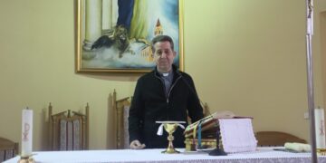 Župnik Zdenko Spajić čitanjem iz liturgije čestitao Božić: Narod koji je u tmini hodio, svjetlost vidje veliku