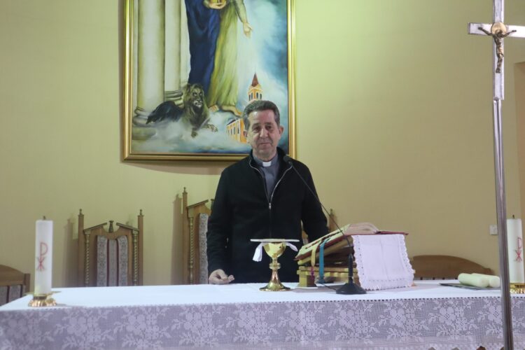 Župnik Zdenko Spajić čitanjem iz liturgije čestitao Božić: Narod koji je u tmini hodio, svjetlost vidje veliku