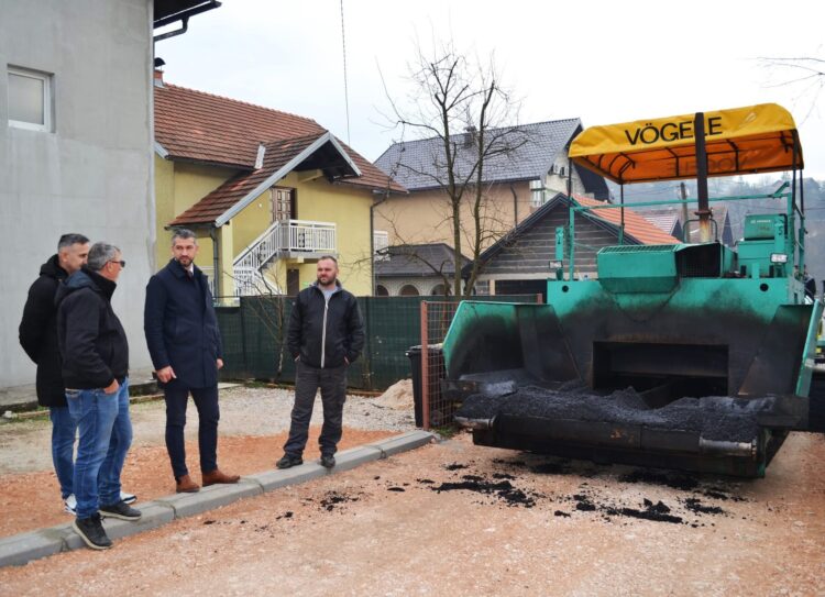 Asfaltiranje lokalnog puta u naselju Vratuša