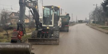 U toku redovno održavanje puteva u Podlugovima: Čišćenje ulice Žrtava Genocida u Srebrenici