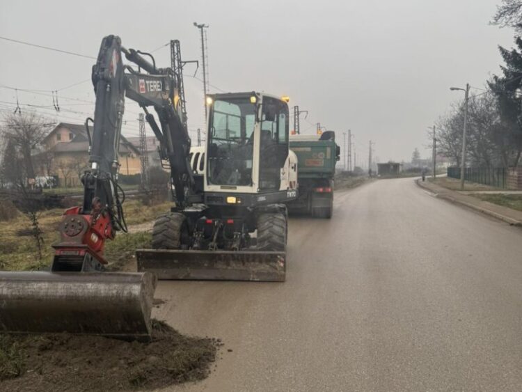 U toku redovno održavanje puteva u Podlugovima: Čišćenje ulice Žrtava Genocida u Srebrenici
