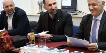 Podrška samostalnosti slijepih osoba: Ministar Delić uručio mobitele u Udruženju slijepih KS