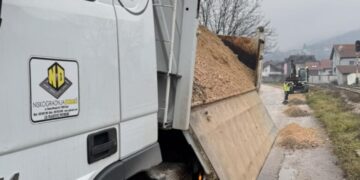 Uređenje putne infrastrukture u Podlugovima: Nasipanje bankina u naselju Makljen