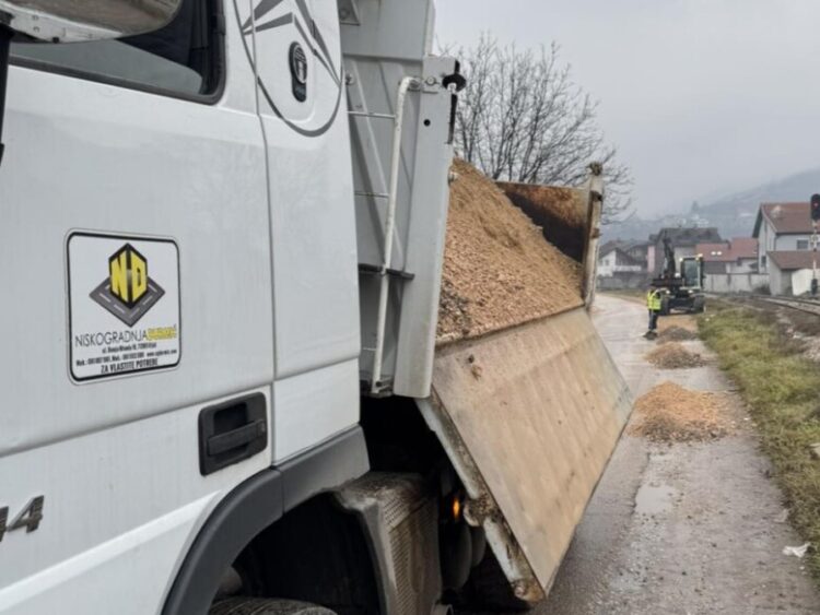 Uređenje putne infrastrukture u Podlugovima: Nasipanje bankina u naselju Makljen