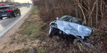 Nova nesreća na bh. putevima: Vozilo završilo pored ceste, dvije osobe povrijeđene