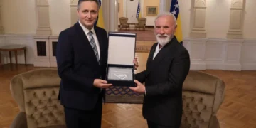 Bećirović dodijelio priznanje Dini Merlinu: “Sve što sam radio nosilo je u sebi ljubav prema BiH”
