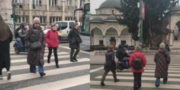 Bezobrazluk u centru Sarajeva: Mladići na skuteru vozili po trotoaru, pješaci im se morali sklanjati