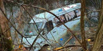 Nezgoda u Semizovcu: Kombi sletio s ceste i završio u rijeci (FOTO)