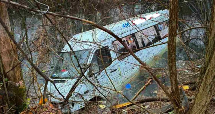Nezgoda u Semizovcu: Kombi sletio s ceste i završio u rijeci (FOTO)
