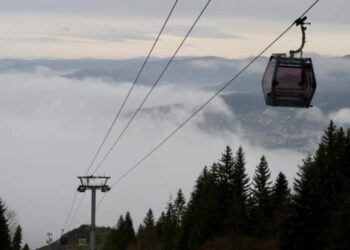 Sumorni prizori Sarajeva s Trebevića, grad se opet “guši” u smogu