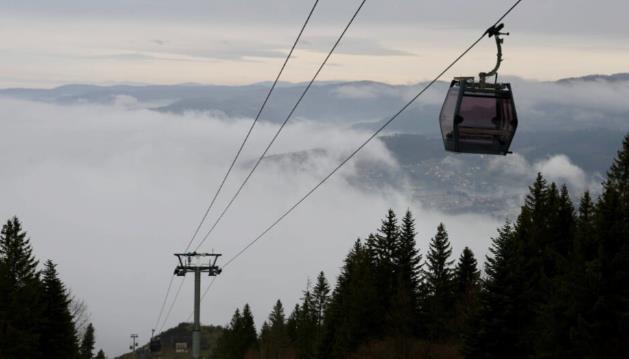 Sumorni prizori Sarajeva s Trebevića, grad se opet “guši” u smogu