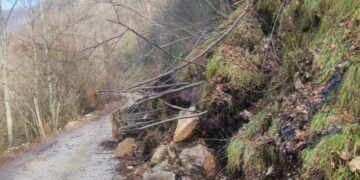 Odron već petnaest dana blokira put Ilijaš – Mahmutovića Rijeka (FOTO)