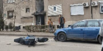 Saobraćajna nesreća u Brezi: Sudar motocikla i Audija, motociklista povrijeđen