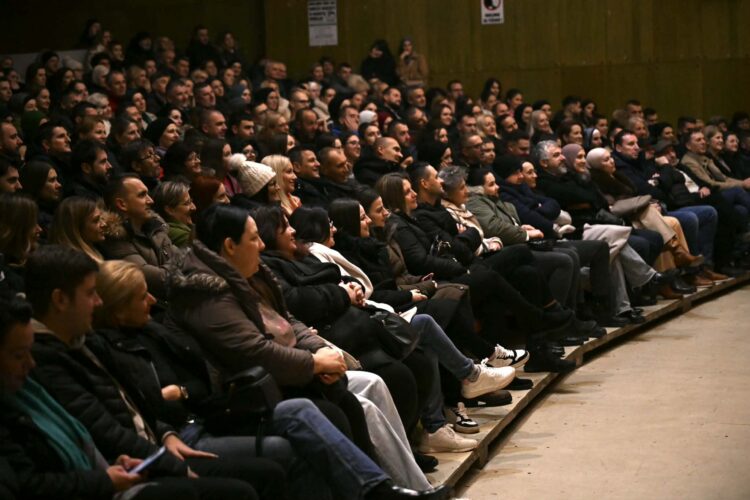 Kultna komedija „Državni lopov“ oduševila Ilijaš – smijeh od prve do posljednje scene (FOTO)