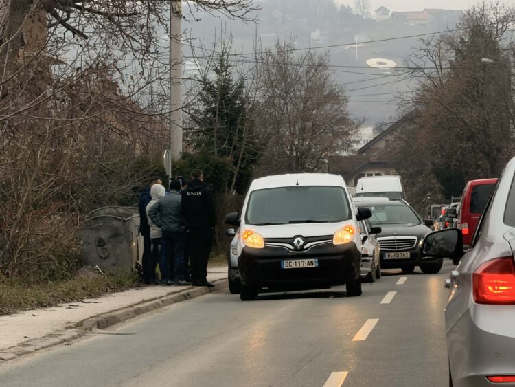 Lančani sudar u Podlugovima: Tri vozila učestvovala, saobraćaj usporen (FOTO)