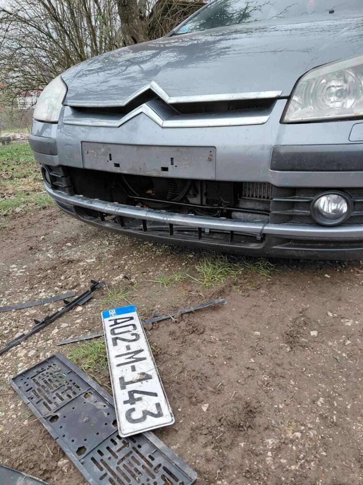 Psi lutalice oštetili automobil u Novom naselju u Ilijašu (FOTO)