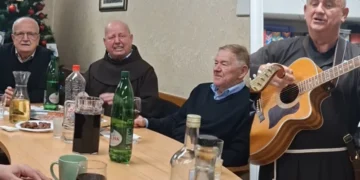 Druženje u Sarajevu uoči Božića: Franjevci i prijatelji zapjevali “S one strane Plive”…