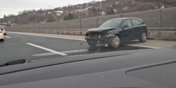 Nesreća na autoputu kod Sarajeva: Automobil udario u zaštitnu ogradu, saobraćaj usporen