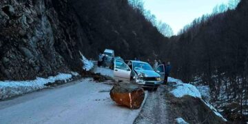 Jedna osoba lakše povrijeđena nakon obrušavanja stijene na putu Kakanj – Ponijeri