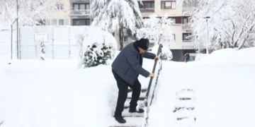 Dobrinja pod snijegom: Građani primorani hodati cestom, trotoari i stajališta zatrpani