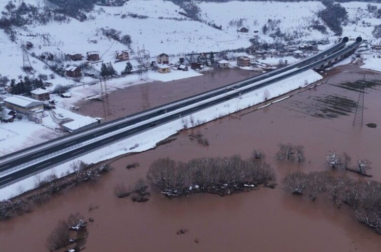 U Rajlovcu Bosna poplavila dvorišta kompanija, stigla na nekoliko metara od kuća