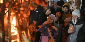 Pravoslavni vjernici paljenjem badnjaka u Sarajevu najavili dolazak Božića