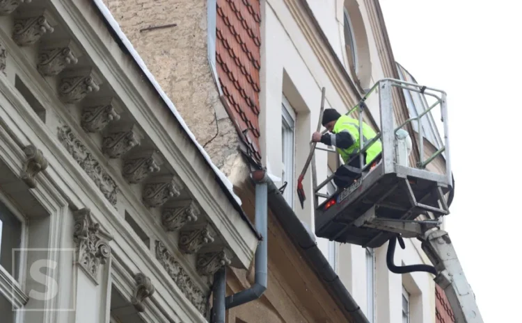 Nastavljena akcija: Uklanjaju se ledenice sa stambenih objekata u Ferhadiji